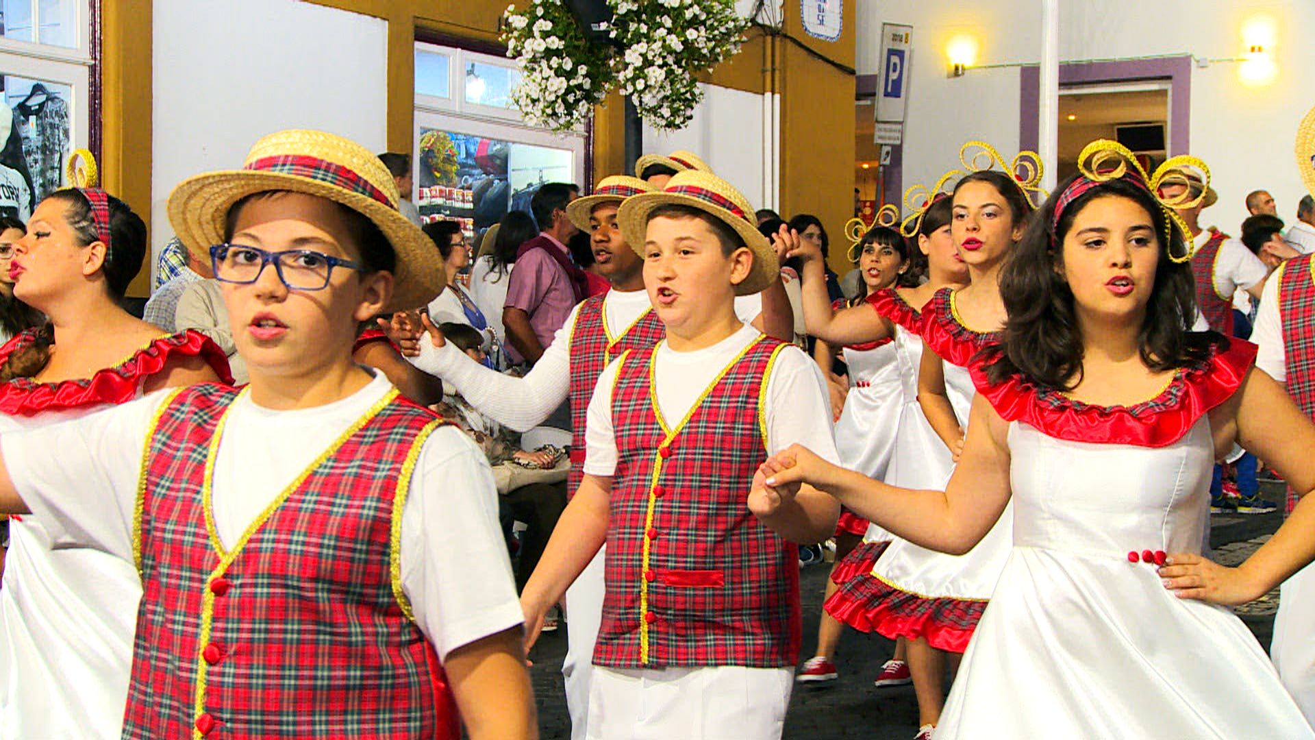 Directo da Marcha da EBI da Praia da Vitória: “Viva a nossa escola” - Sanjoaninas 2016