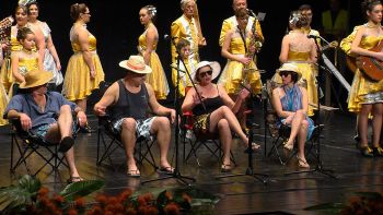Champanhe francês e fumaceira - Bailinho do Posto Santo - Carnaval 2017