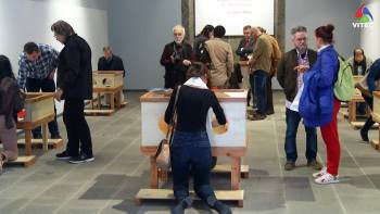 Consultar livros de joelhos - InFoco 52