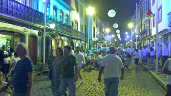 Angra vestida de branco e com comerciantes satisfeitos - Terceira Dimensão 1526