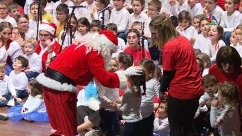 Pai Natal desce ao palco para alegrar crianças - Terceira Dimensão 1651