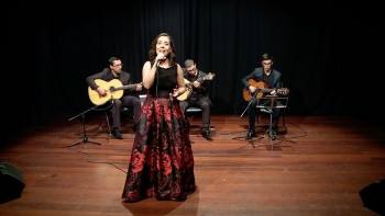 "Silêncio que se vai cantar o fado" - Vai Ficar Tudo Bem 10