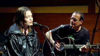 Pai e filha unidos na música - Vai Ficar Tudo Bem 24