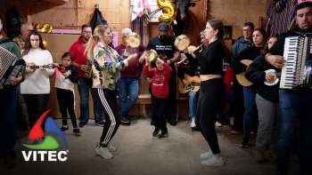 Filhos e netos de António Ivo garantem o futuro das danças de pandeiro no Carnaval