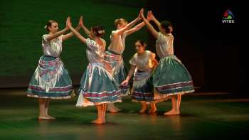 Espetáculo de Canto e Dança no Teatro Angrense