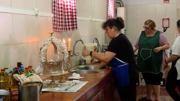 Preparação da coroação em Dia de Bodo na Casa da Ribeira