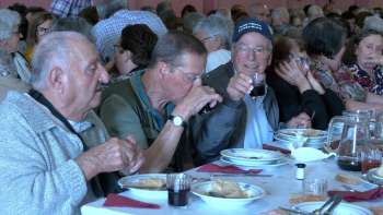 Município de Angra mantém a tradição do almoço do Espírito Santo para a população sénior do concelho