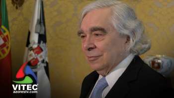 Ernest Jeffrey Moniz recebe chave de honra da cidade de Angra do Heroísmo e o certificado de cidadão