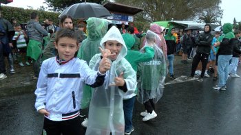 Adeptos unidos em dia de chuva para ver o Lusitânia e o Benfica