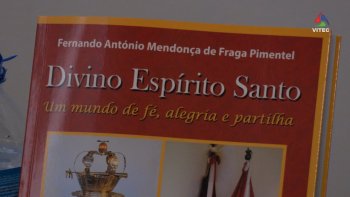 Divino Espírito Santo em livro para demonstrar um mundo de fé, de alegria e de partilha