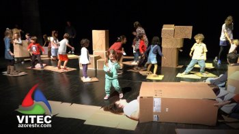 Estúdio 13 incentiva a brincadeira a partir de caixas de papelão