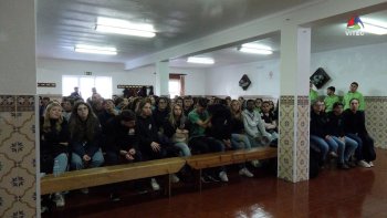 Jovens procuram ser alegres na esperança