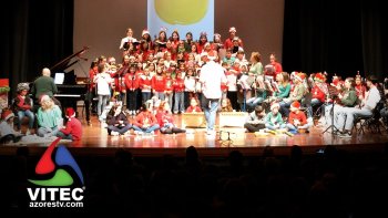 Alunos do Ensino Artístico Especializado de Música da EBI da Praia desejam Boas Festas