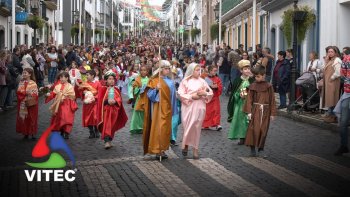 Carro alegórico no desfile infantil de Natal encanta em Angra do Heroísmo