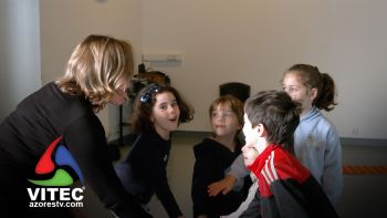 Em Angra, crianças aprendem a língua inglesa através das artes