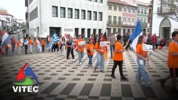13 países em desfile a dar as boas-vindas ao Campeonato Europeu de Canoagem na ilha Terceira