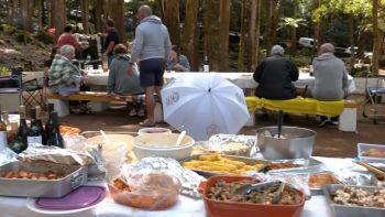 Nem a chuva fez arredar pé da tradicional segunda-feira da Serreta