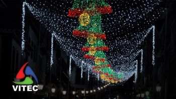 Iluminação de Natal, música e promoções levam muitos a Angra