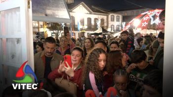 Enchente na Praça Velha para receção ao Pai Natal