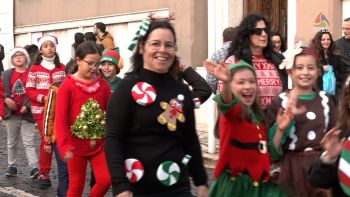 800 crianças das escolas do concelho de Angra desfilam a condizer com a quadra natalícia