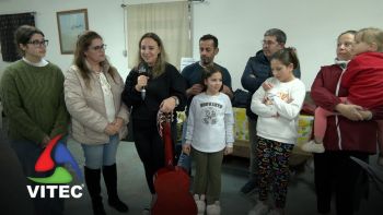Famílias reunidas em Bailinho da Casa do Povo das Cinco Ribeiras
