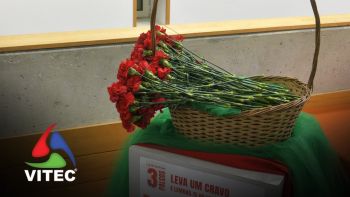 12 artistas simultaneamente em três palcos a assinalar o 25 de abril na Praia da Vitória