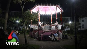 Crianças e turistas atentos à música clássica no Jardim Duque da Terceira