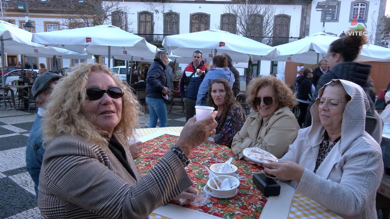 Nem a chuva e frio fizeram arredar pé da Praça Velha para festejar o São Martinho