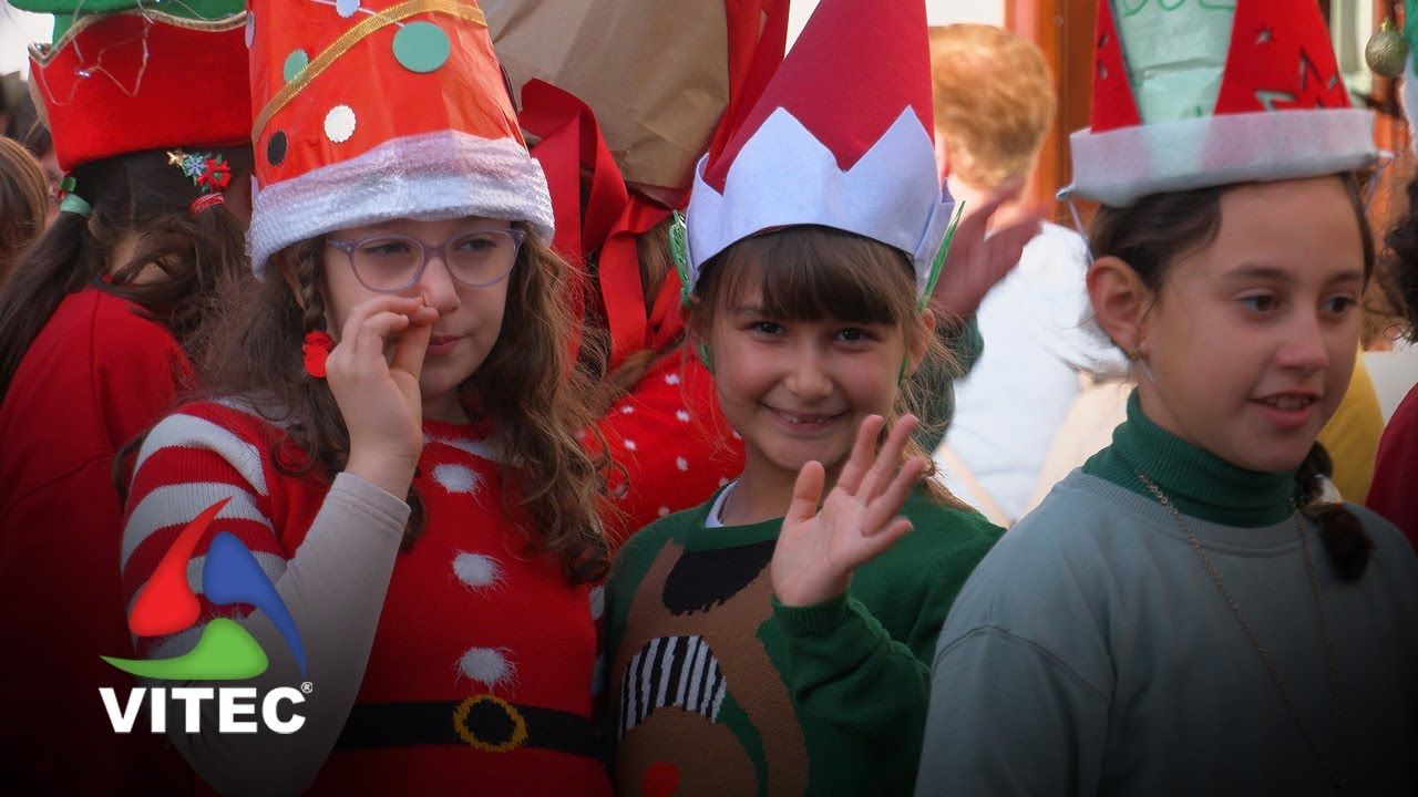 Crianças desfilam ao passo natalício pela Rua da Sé