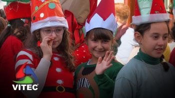 Crianças desfilam ao passo natalício pela Rua da Sé