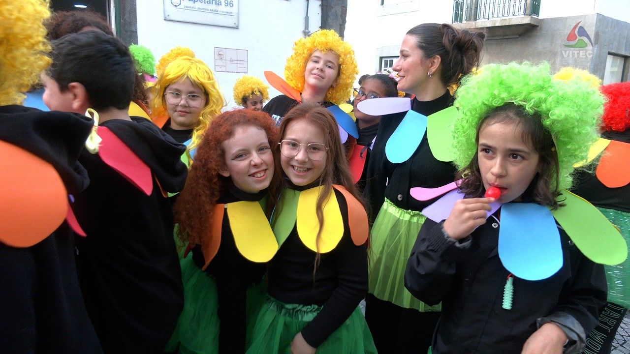 Mais de 700 crianças a mostrar a sua criatividade com fantasias na Praia da Vitória