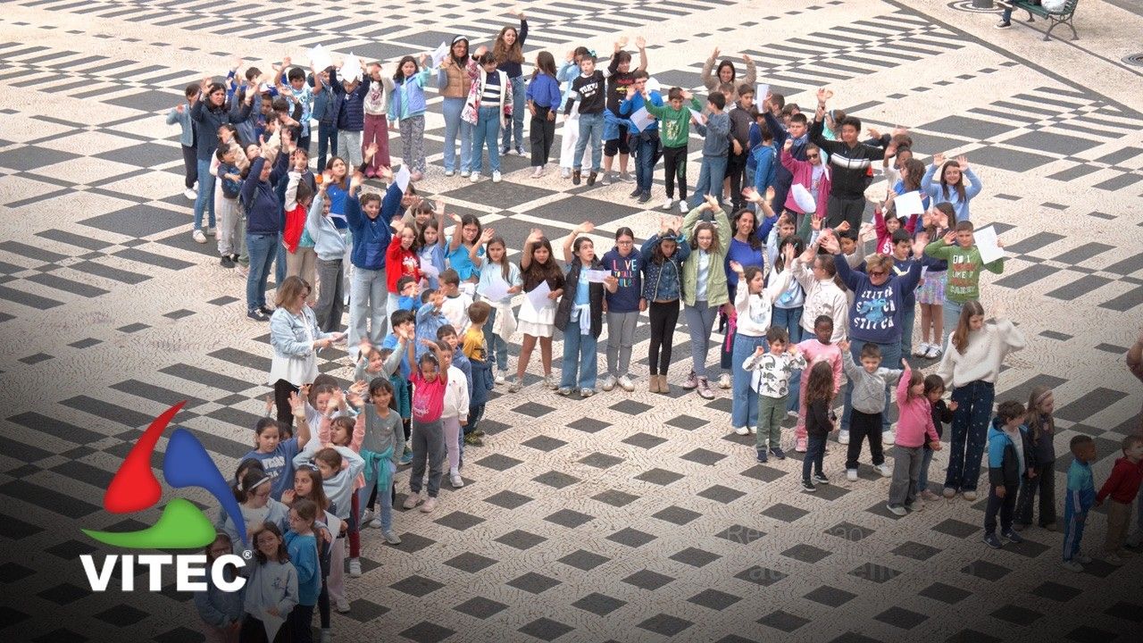Laço Humano na Praça Velha assinalou o mês de prevenção dos maus tratos na infância
