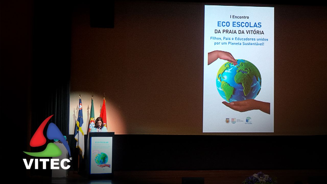 Filhos, pais e educadores reunidos no Encontro de Eco-Escolas da Praia da Vitória