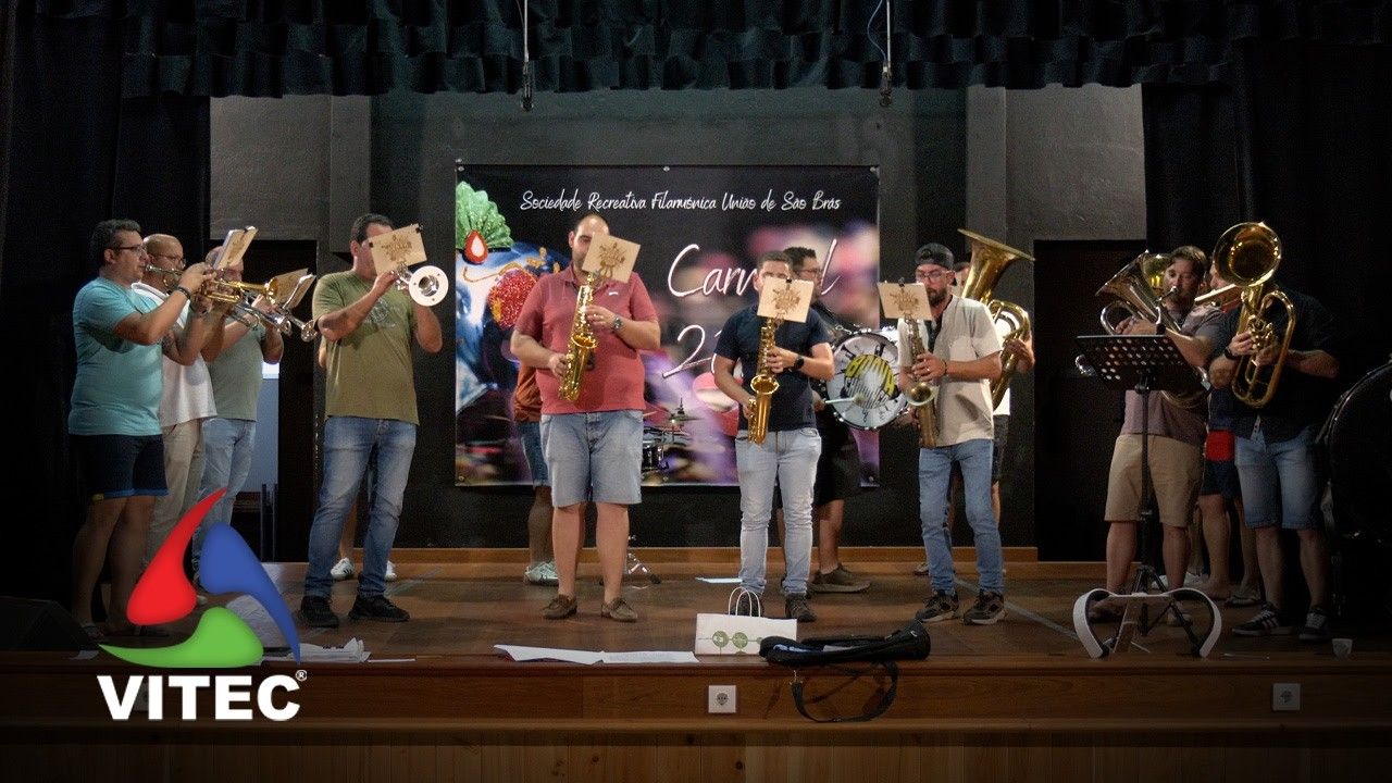 Ao som da Brava Charanga, a festa ganha vida